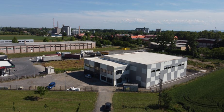 Sremska Mitrovica, izdaje se poslovni objekat 1500m2